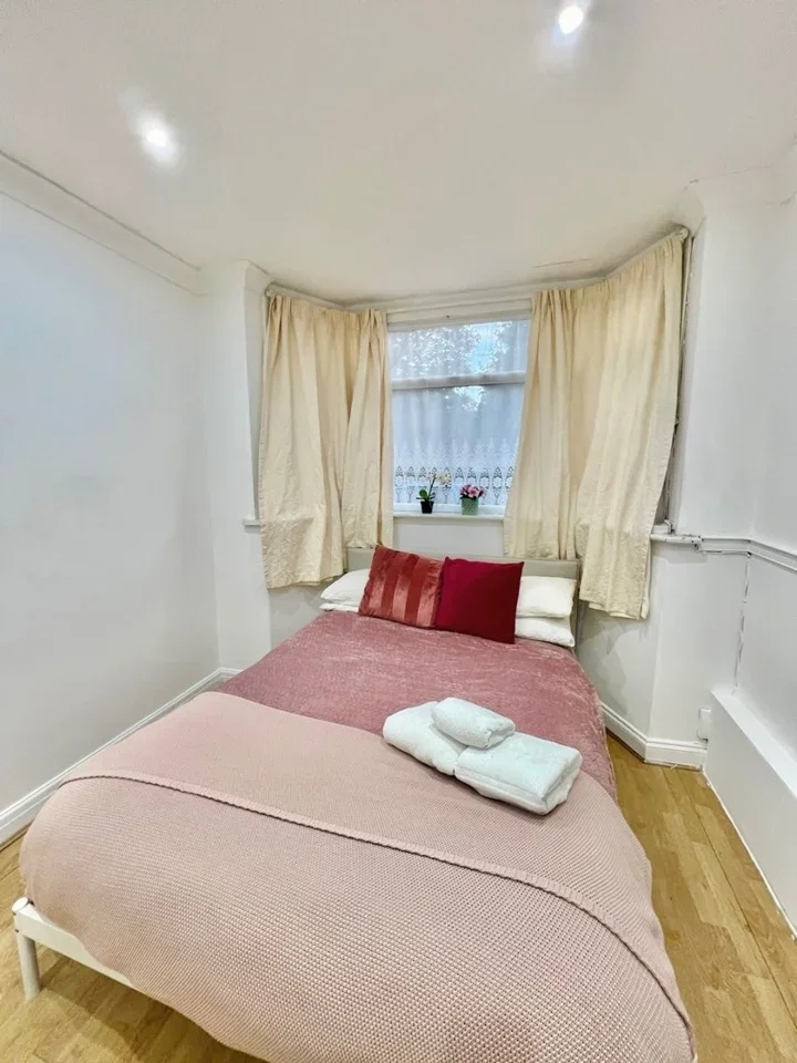 Room Queensbury Road in Greater London