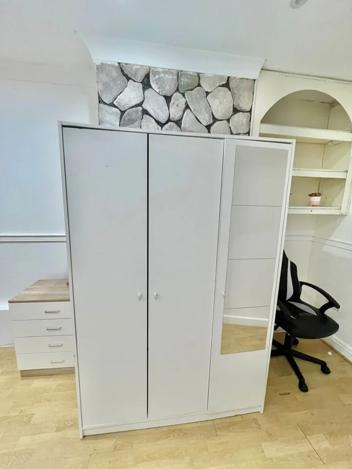 Room Queensbury Road in Greater London