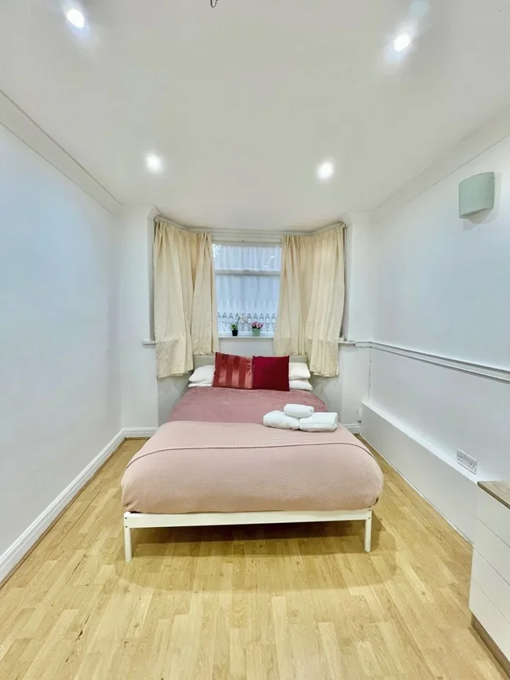 Room Queensbury Road in Greater London