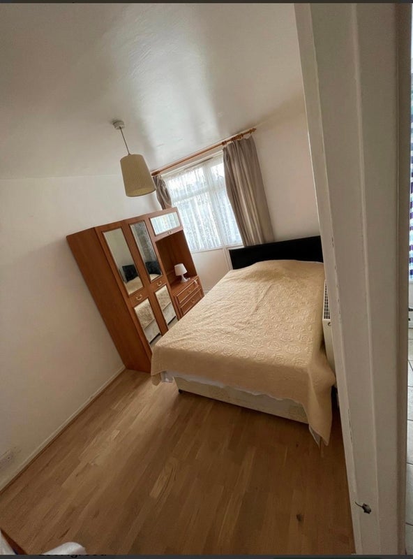 Room Maddams Street in Greater London
