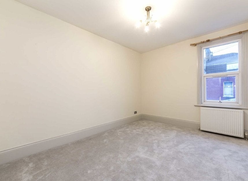 Flat Lancing Road in Greater London