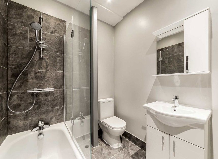 Flat Lancing Road in Greater London