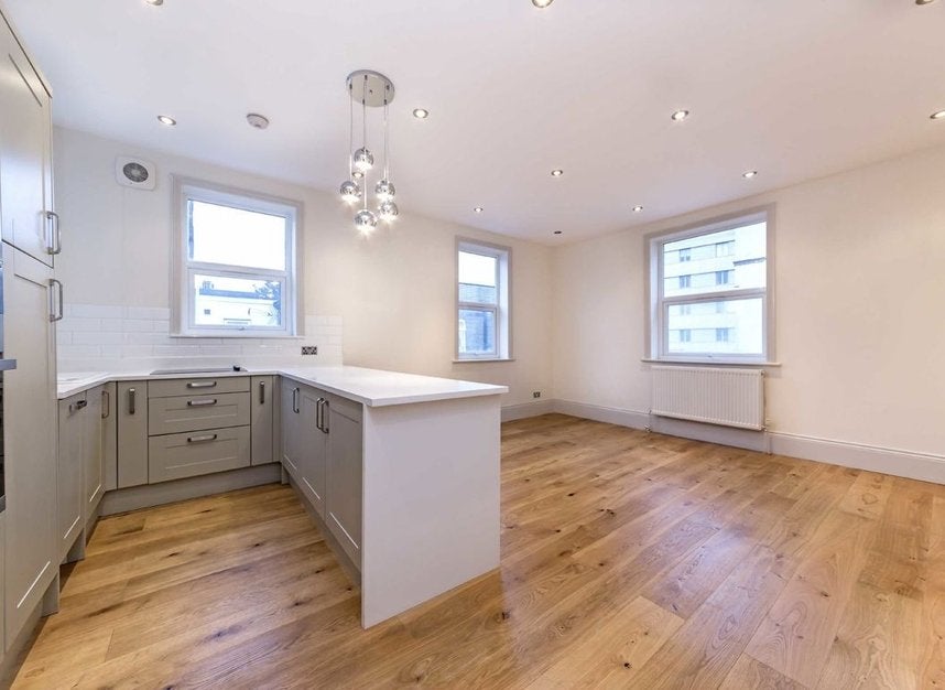 Flat Lancing Road in Greater London