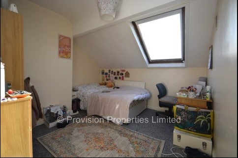 Room Cardigan Road in Leeds