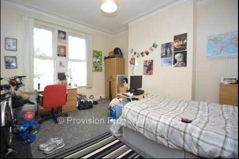 Room Cardigan Road in Leeds