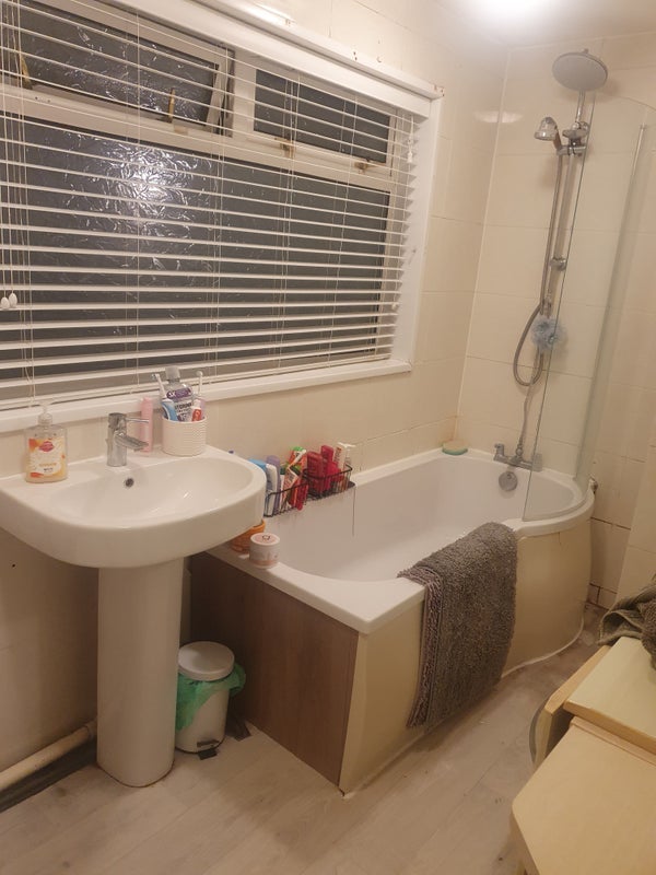 Room Diprose Road in Corfe Mullen