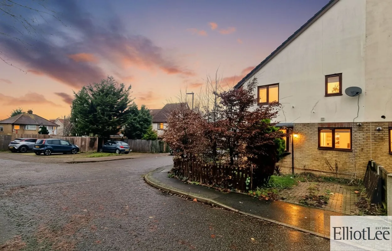 House Greenacre Close in Greater London