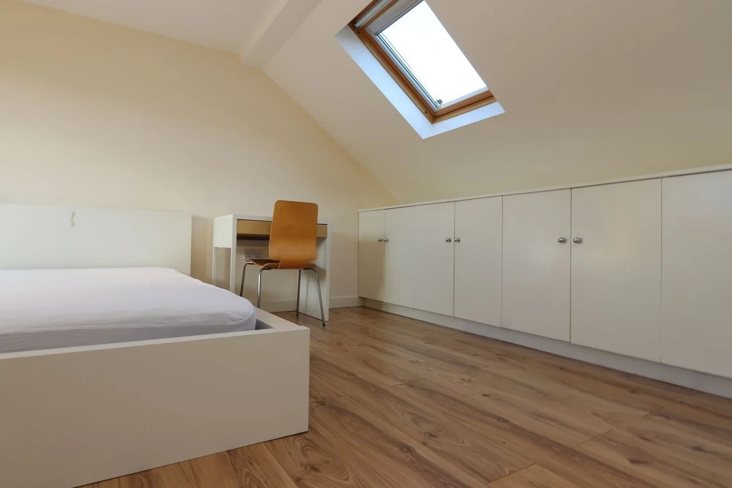 Room Cardale Street in Greater London