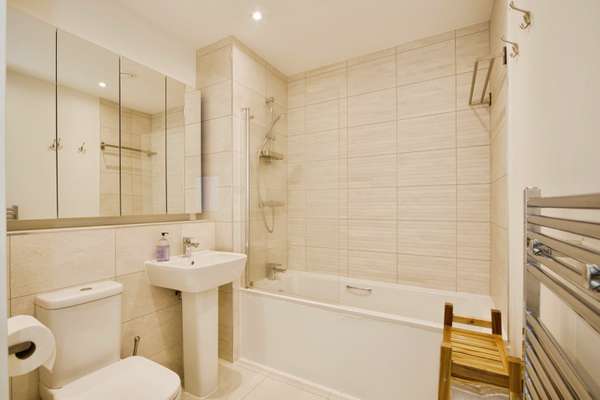 Flat Louis Close in Greater London