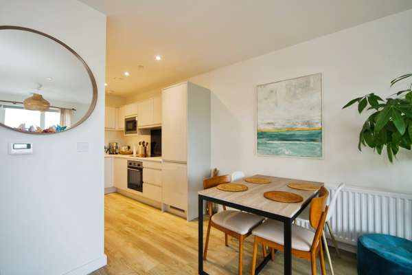 Flat Louis Close in Greater London