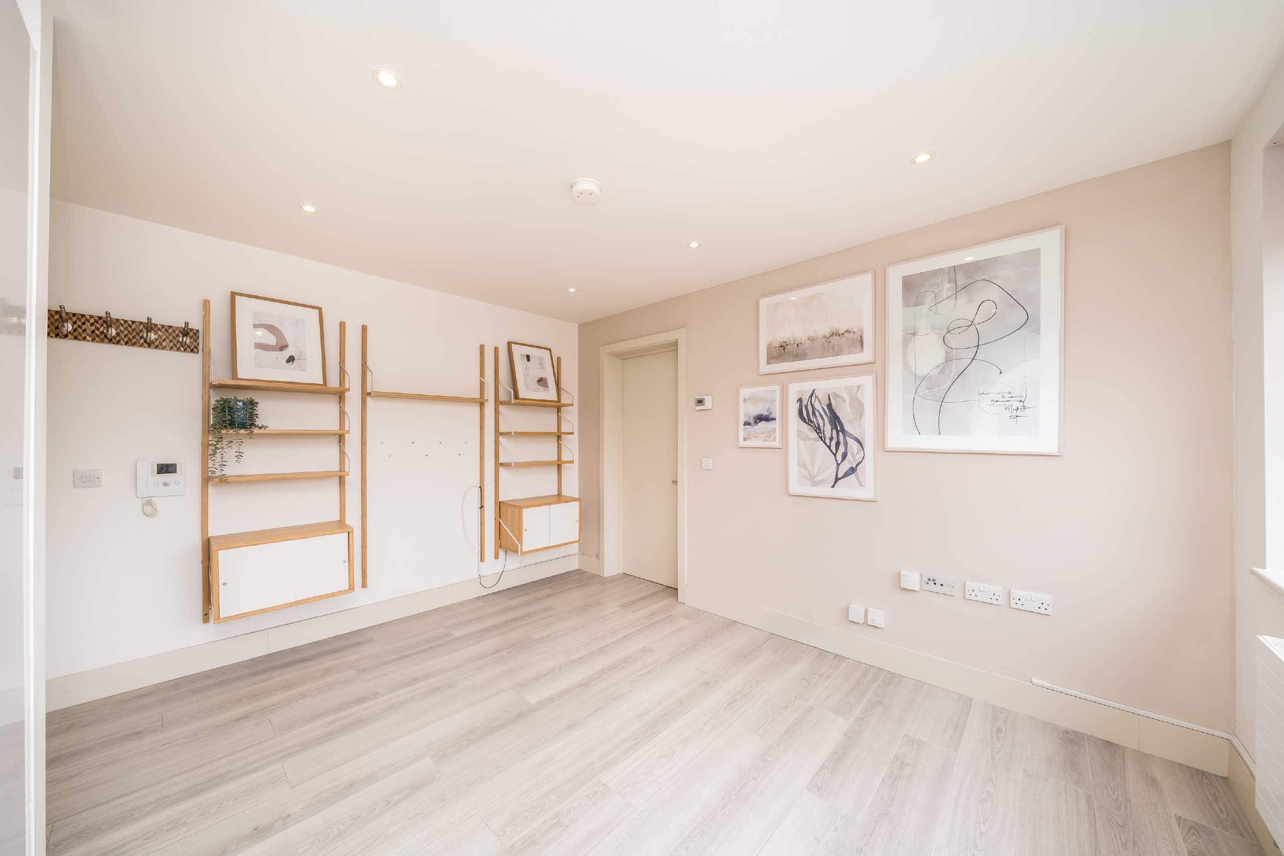 Flat Lingfield Crescent in Greater London