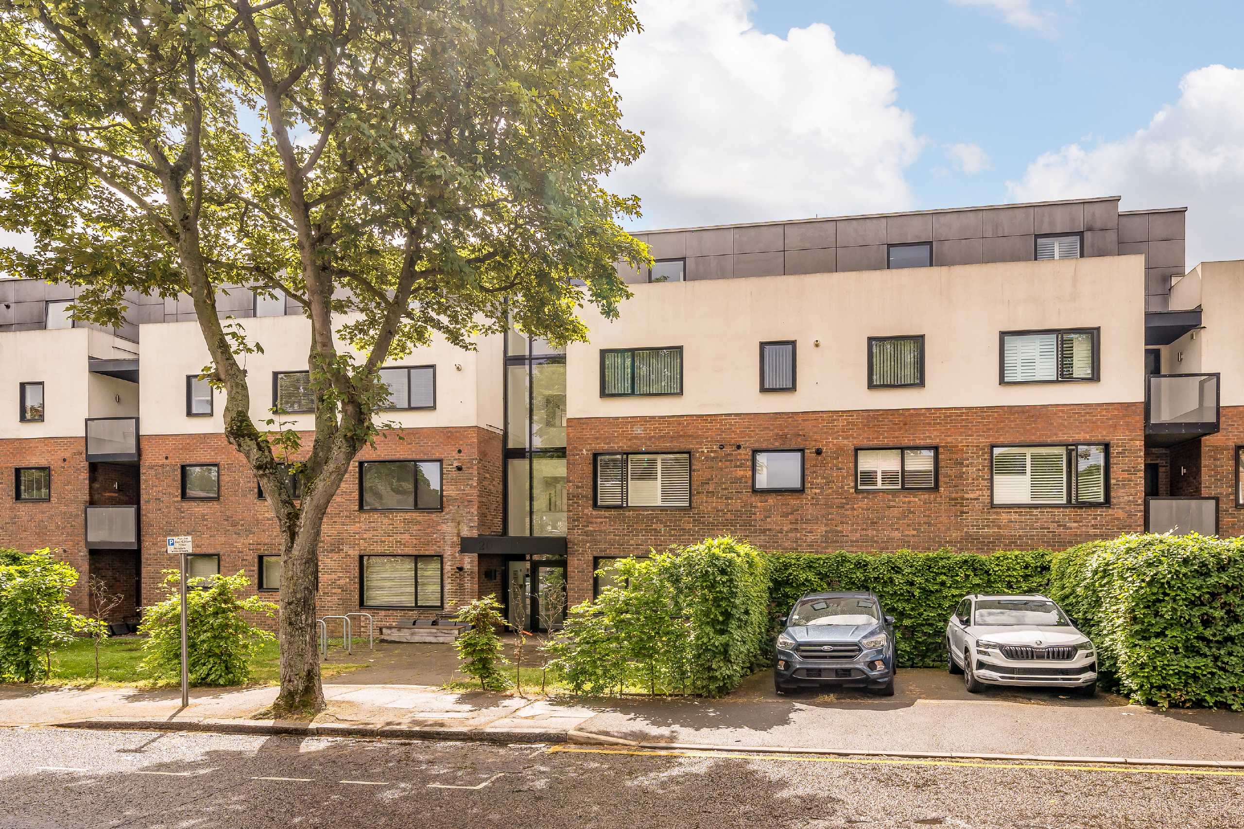 Flat Lingfield Crescent in Greater London