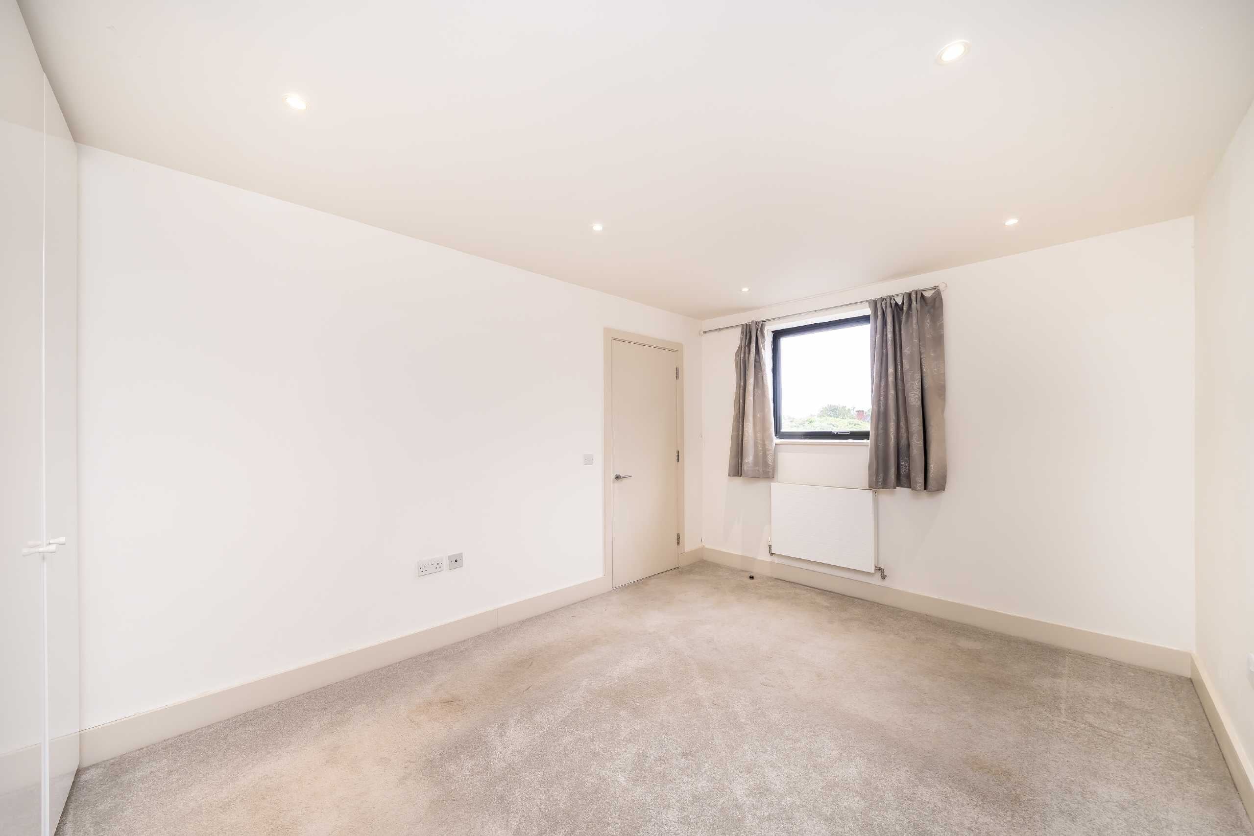 Flat Lingfield Crescent in Greater London