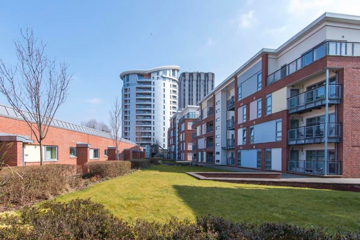 Flat All Saints Court in Bristol