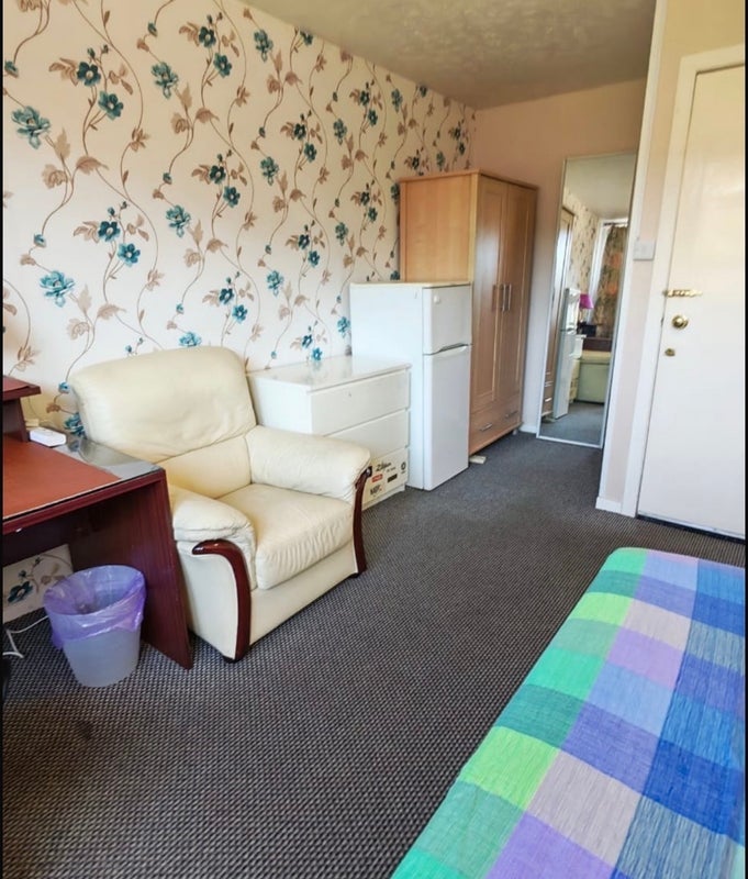Room Dundasvale Road in Glasgow
