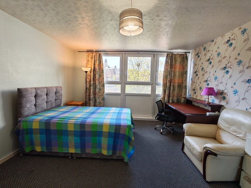 Room Dundasvale Road in Glasgow