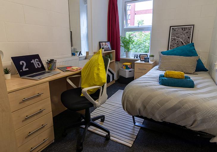 Room Station Road in Greater London