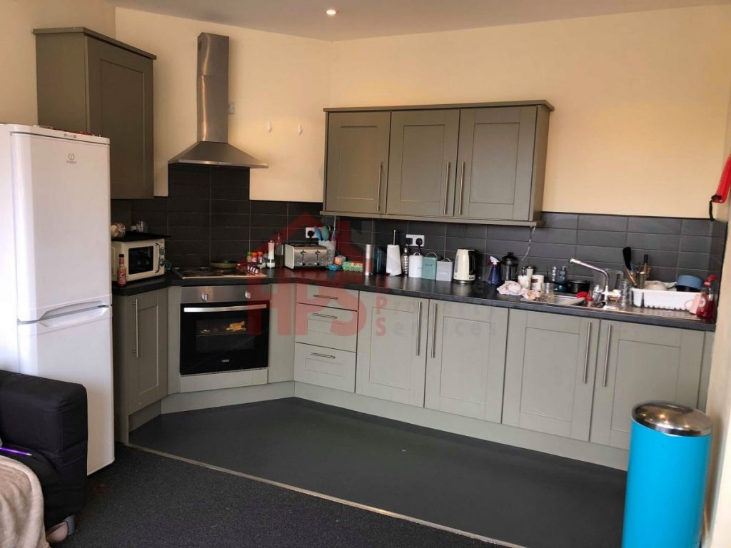 Flat Headingley Avenue in Leeds