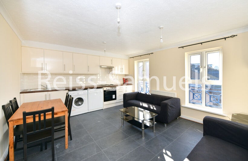 Flat Cahir Street in Greater London