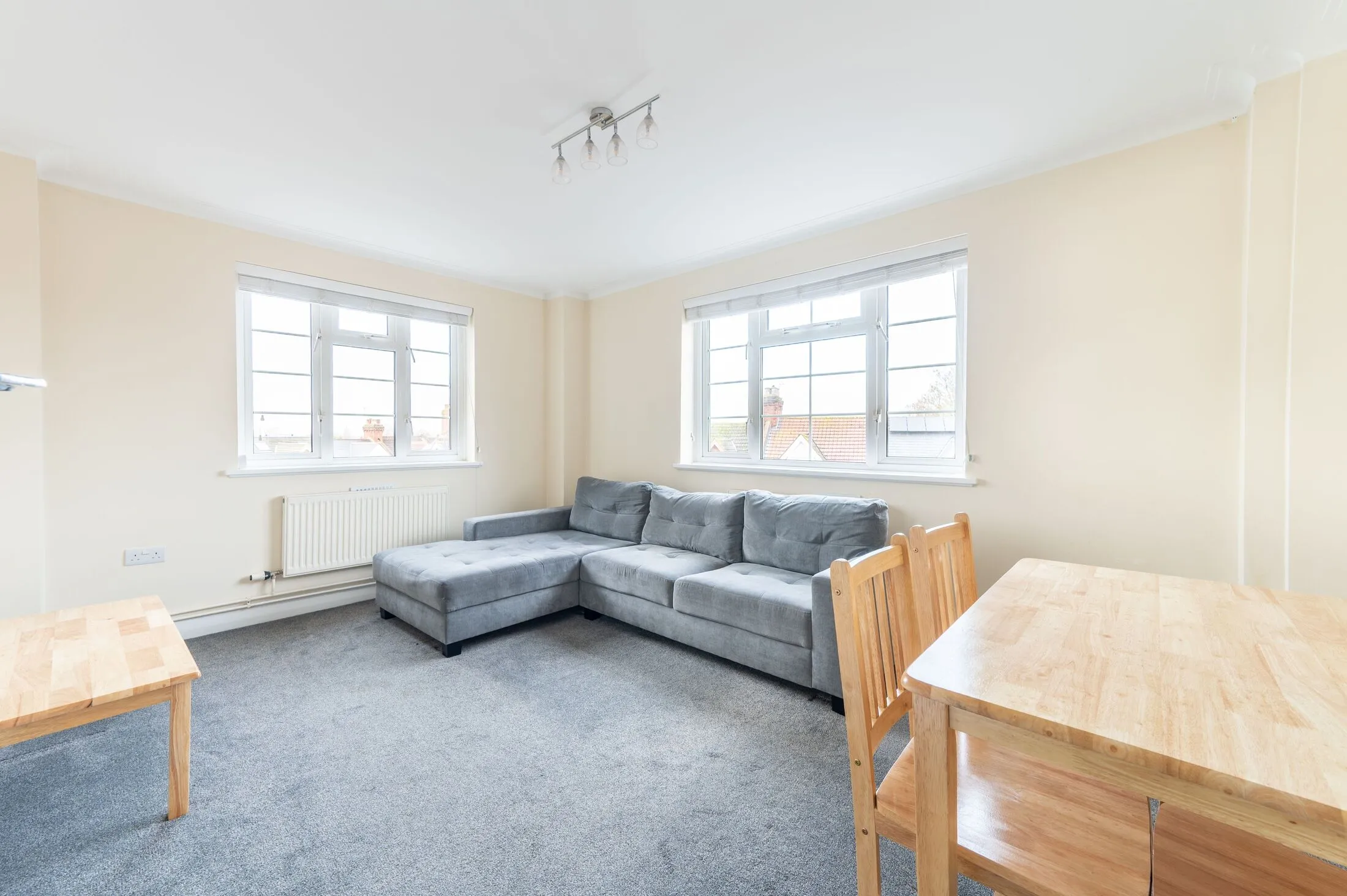Flat Ashford Road in Greater London