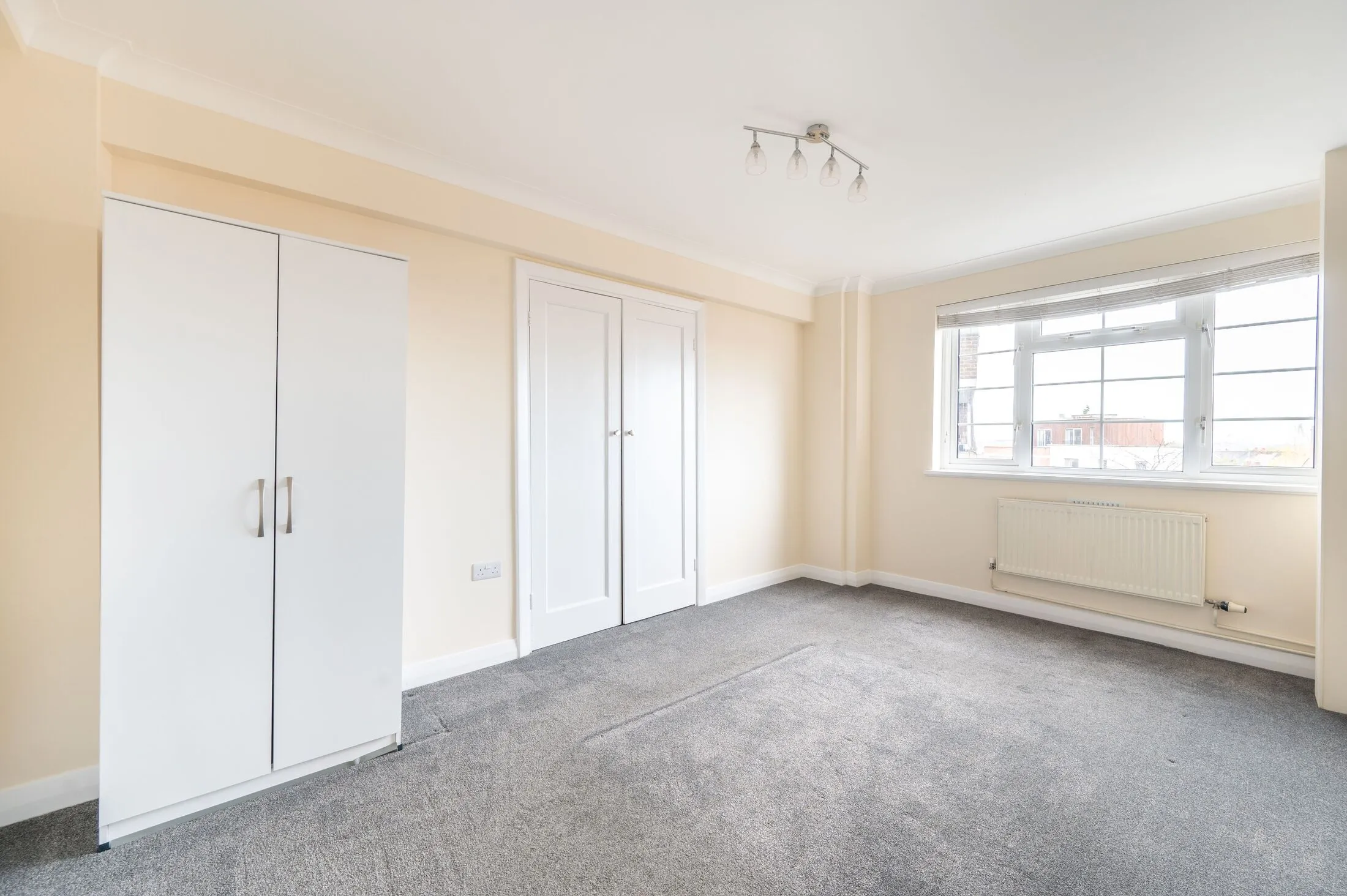Flat Ashford Road in Greater London
