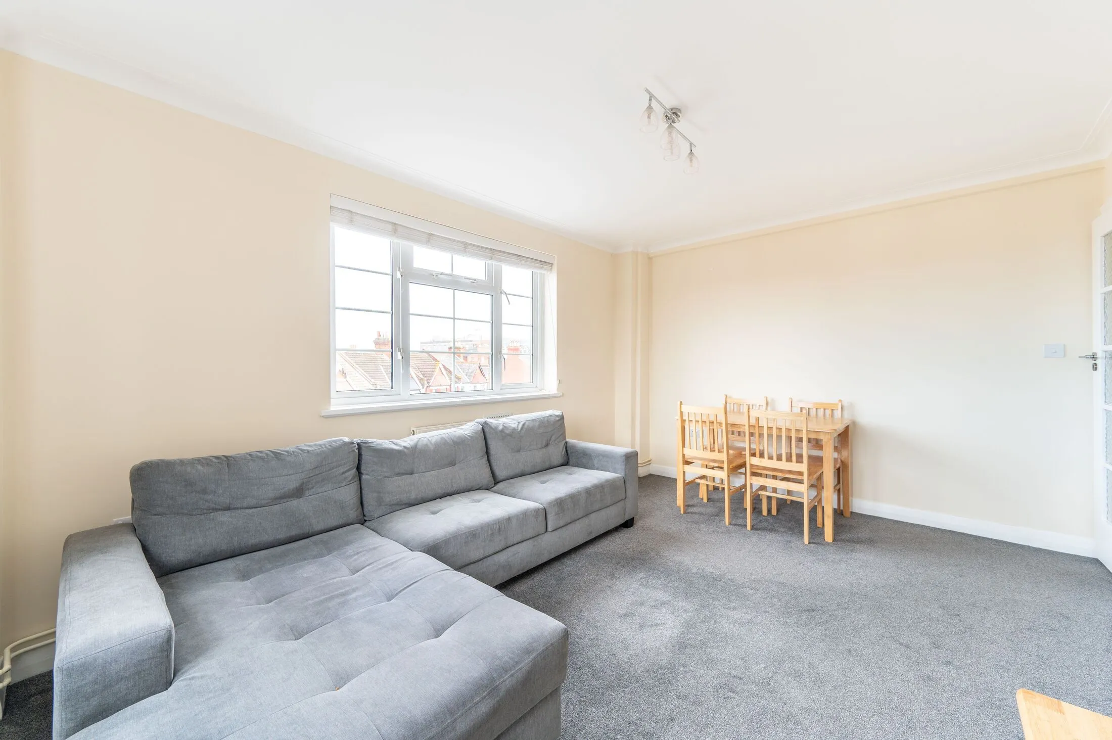 Flat Ashford Road in Greater London