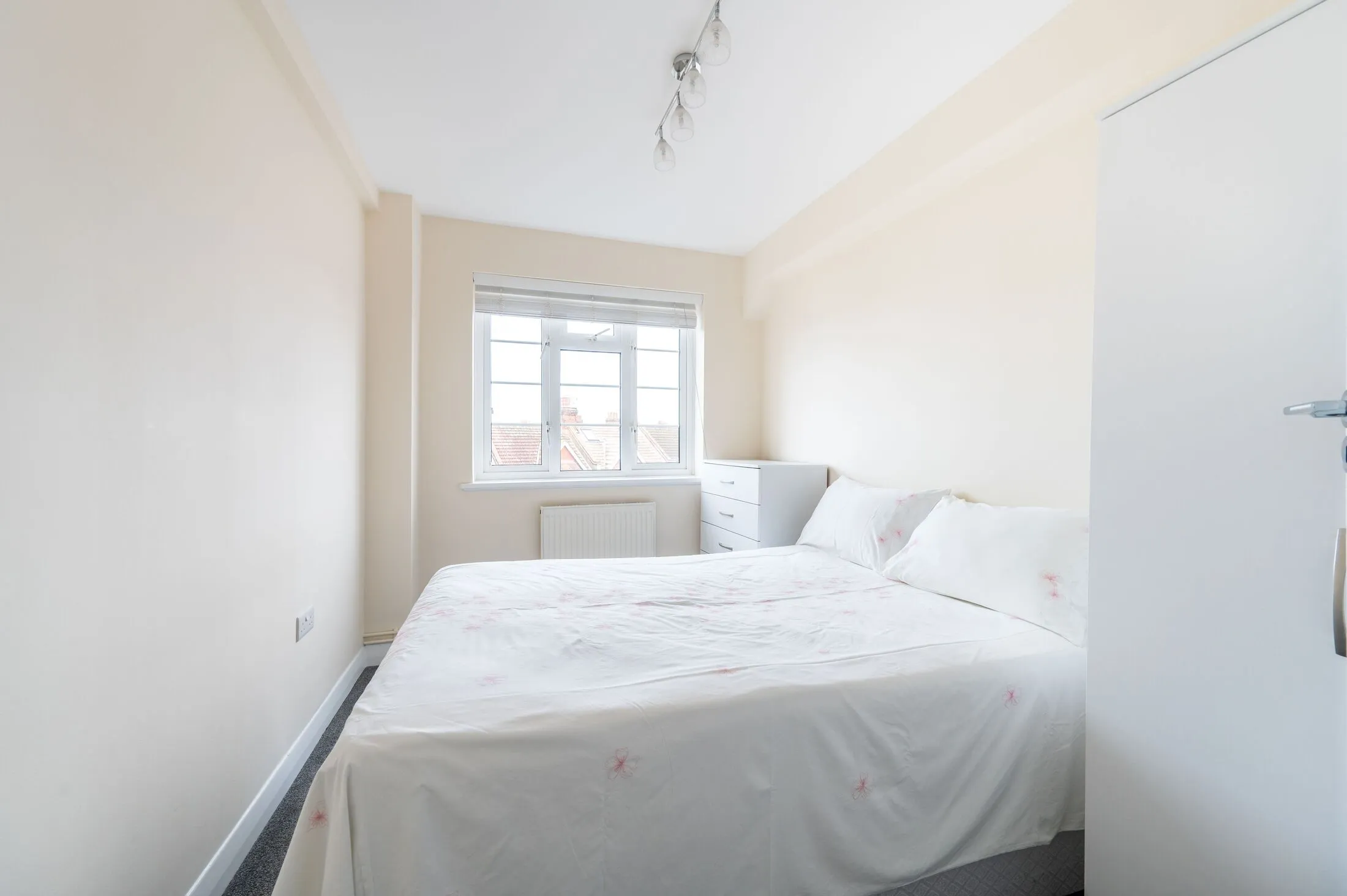 Flat Ashford Road in Greater London