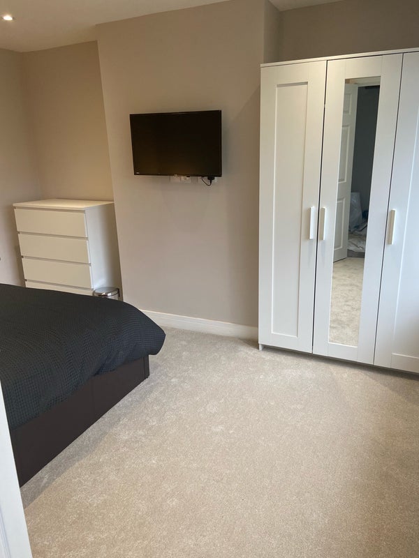 Room Broomdashers Road in Crawley