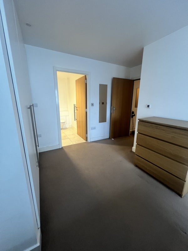 Room Albert Basin Way in Greater London