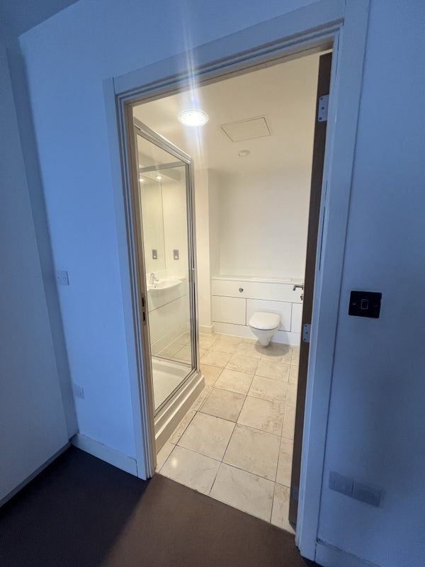 Room Albert Basin Way in Greater London