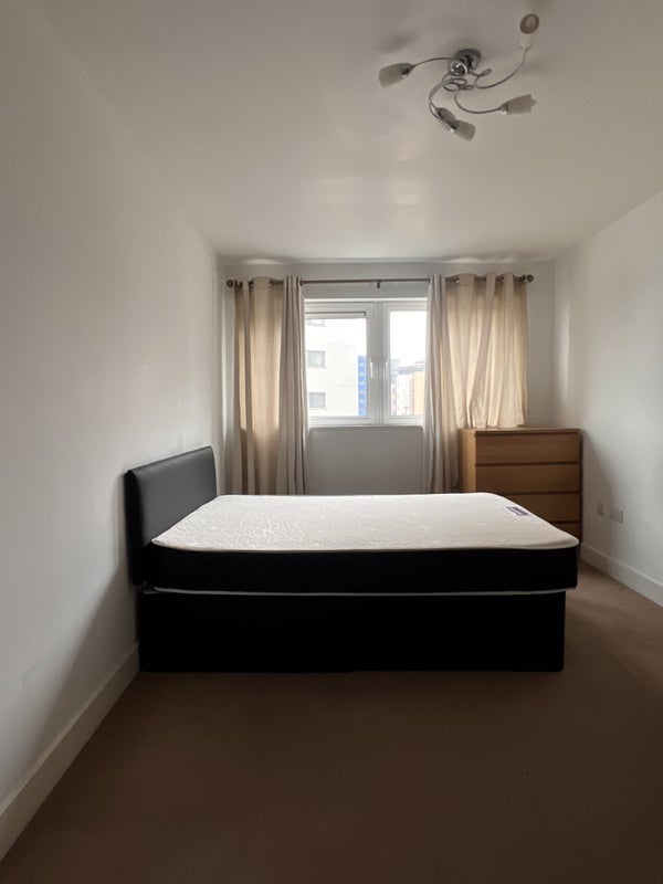 Room Albert Basin Way in Greater London