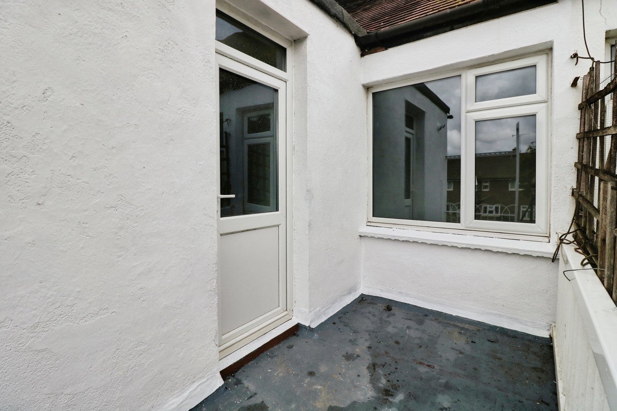 Flat Marine Avenue in Southend-on-Sea