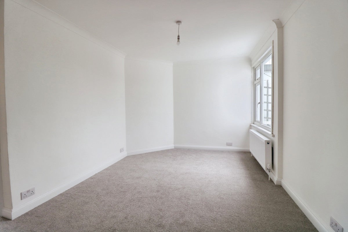 Flat Marine Avenue in Southend-on-Sea