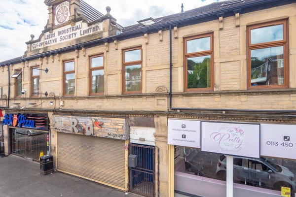 Flat Lower Wortley Road in Leeds