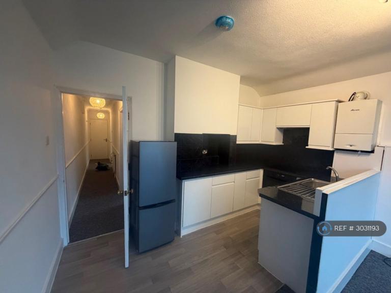 Flat Goldington Avenue in Bedford