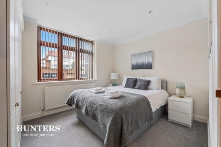Flat Dollis Hill Lane in Greater London