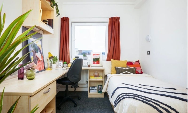 Room Heneage Street West in Birmingham