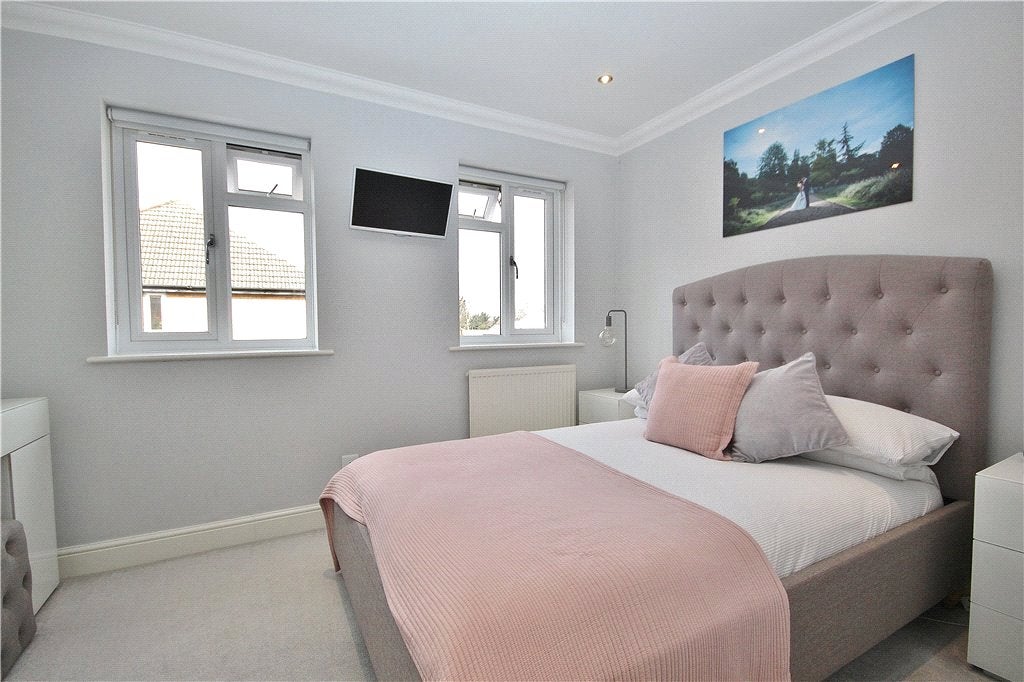 House Saddlebrook Park in Sunbury-on-Thames