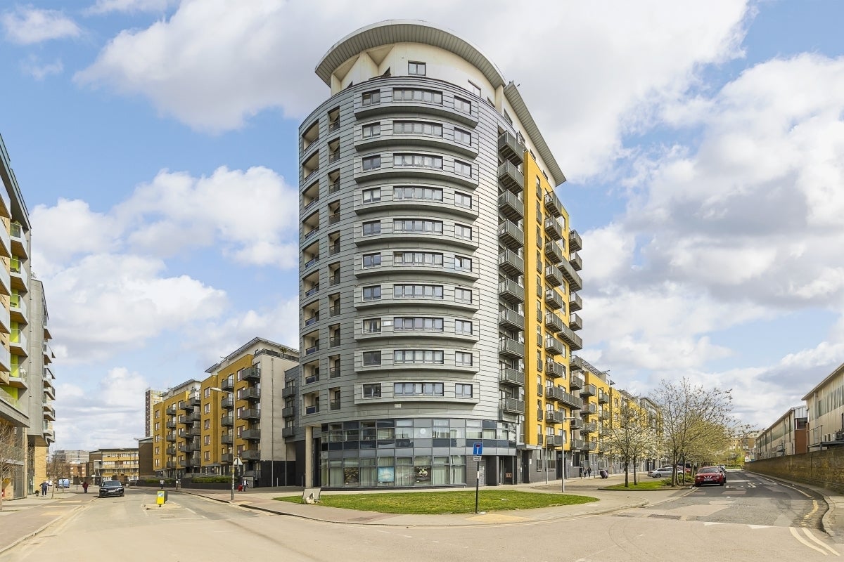 Flat Tarves Way in Greater London