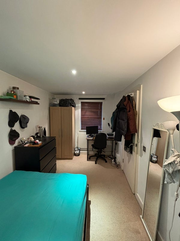 Flat Rothsay Street in Greater London