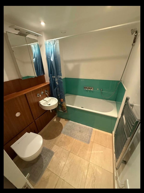 Flat Rothsay Street in Greater London