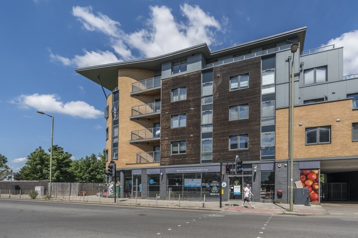 Flat Friern Barnet Road in Greater London