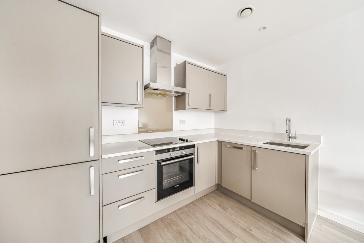 Flat Friern Barnet Road in Greater London