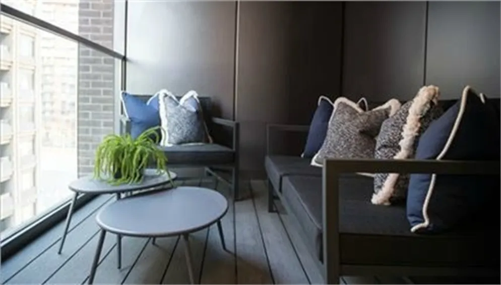 Flat Ponton Road in Greater London