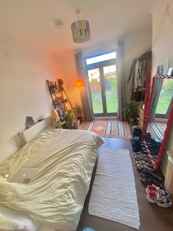 Room Lincoln Road in Greater London