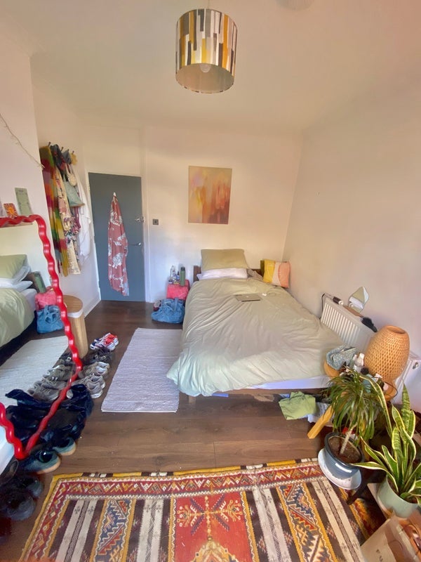 Room Lincoln Road in Greater London