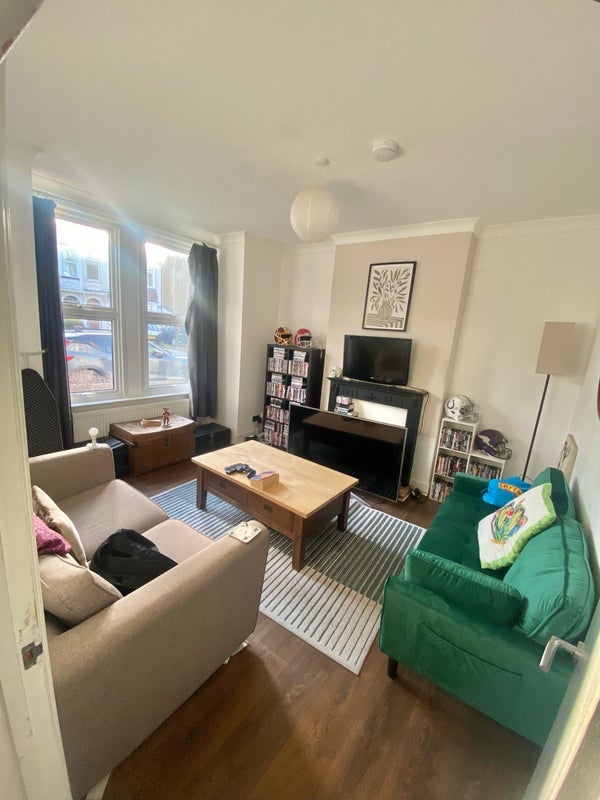Room Lincoln Road in Greater London