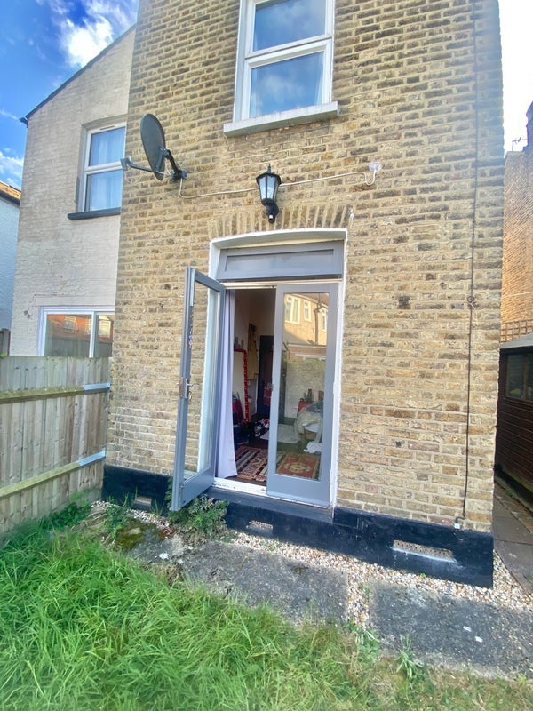 Room Lincoln Road in Greater London