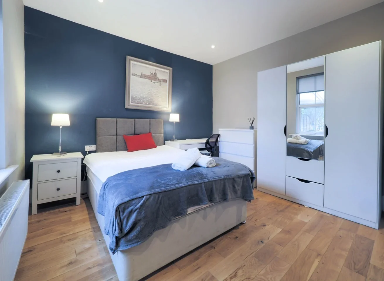 Room Queen's Place in Watford