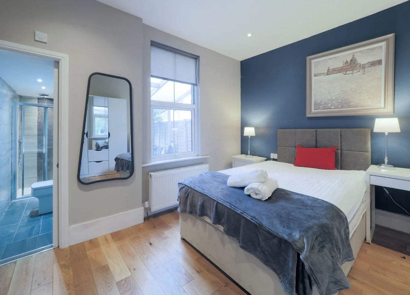 Room Queen's Place in Watford
